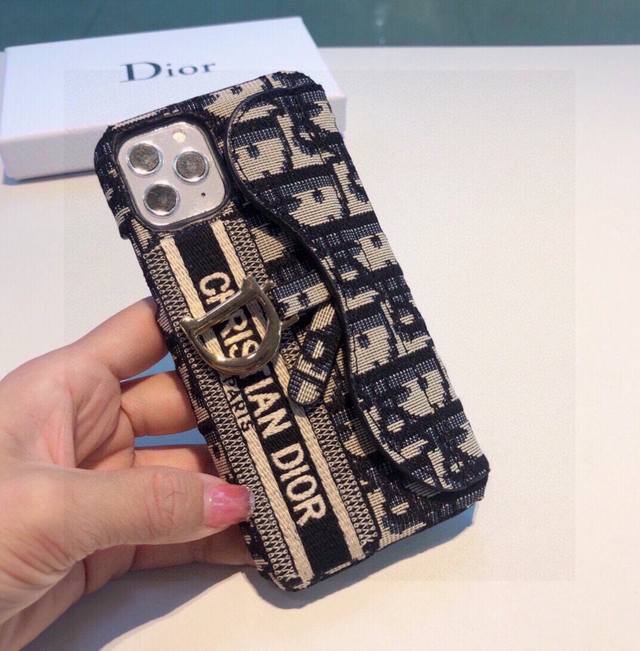 Iphone15型号已更新 Dior刺绣布艺手腕手机壳 手腕可当支架 型号 为了不出现报错型号 请打开本机查看手机设置显示的型号 Iphone15Pro Max