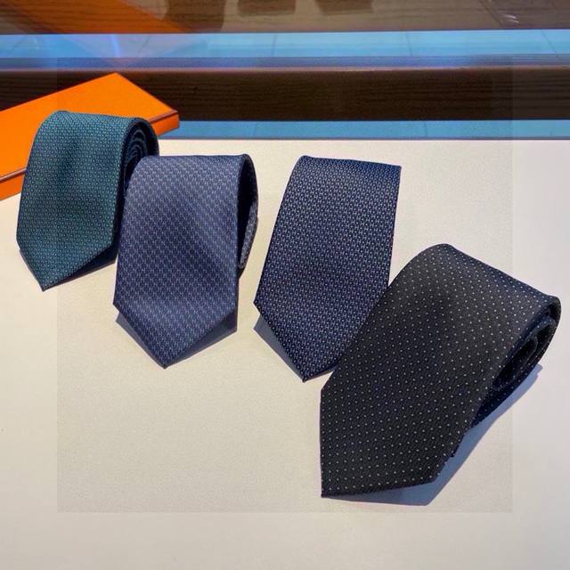 配包装 男士新款领带系列 H圆点领带 稀有h家每年都有一千条不同印花的领带面世 从最初的多以几何图案表现骑术活动为主 到如今的款式则丰富得多 以活泼的动物或日常