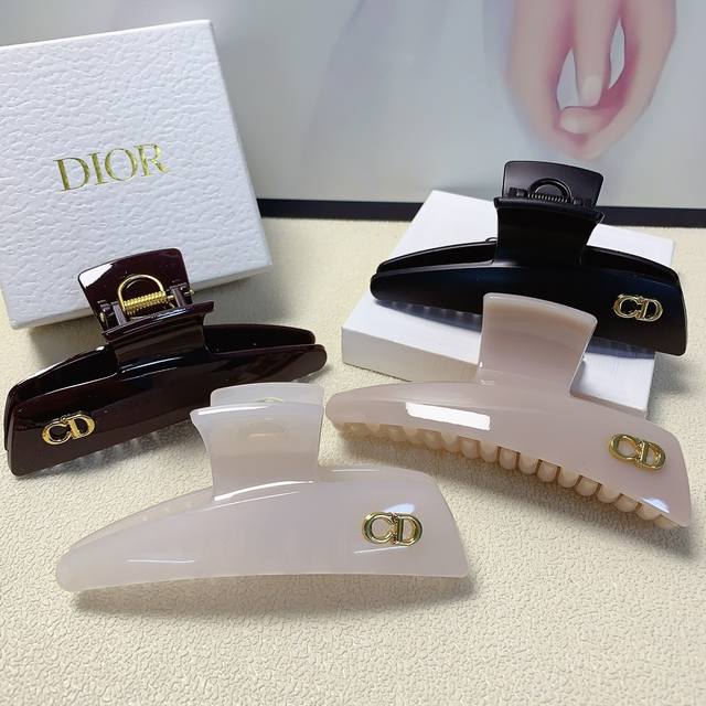 Dior迪奥 Dior抓夹 亚克力logo抓夹气质百搭日常精致小单品小仙女必入单品 宝藏款 闭眼入推荐款 单个0406878056
