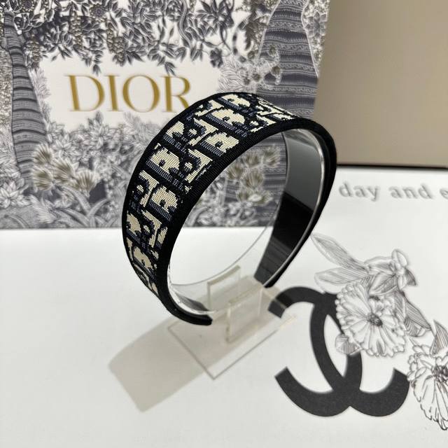 特 爆款来袭 配包装 专柜1比1 材质# Dior 迪奥 最新爆款，所见即所得，新款弹力质感手感都非常好 真的爱死了 买买买