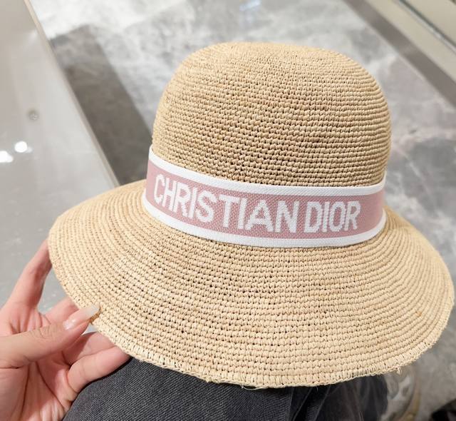 Dior 新款凯旋门编织草帽 拉菲草自带的味道真的很好闻~ 这个编织的草帽软软的 可以折起来 不会变形！ 内又松紧带 可随意调节 上头帽型超赞~ 大货充足！赶紧