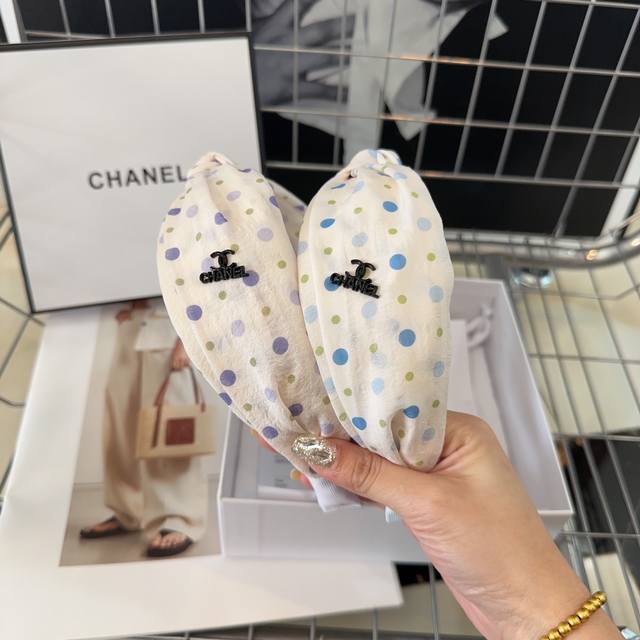 配包装盒 Chanel 香奈儿 最新小香波点发箍，简单实用，时尚潮流！小仙女必备