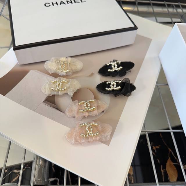 配包装盒 一对 Chanel 香奈儿 最新小香爆款边夹刘海夹，绝美的一款！小仙女必备