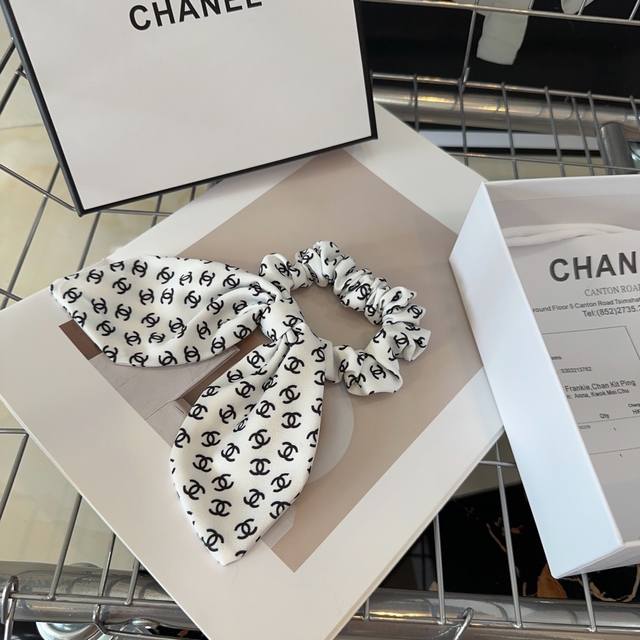 配包装盒 Chanel 香奈儿 最新款兔耳朵小香发圈，百搭优雅，简单又实用！小姐姐必入单品