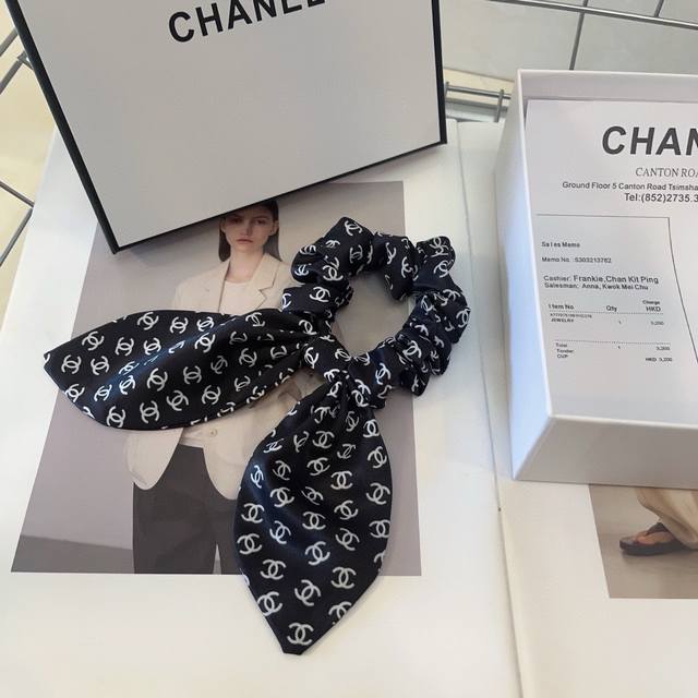 配包装盒 Chanel 香奈儿 最新款兔耳朵小香发圈，百搭优雅，简单又实用！小姐姐必入单品