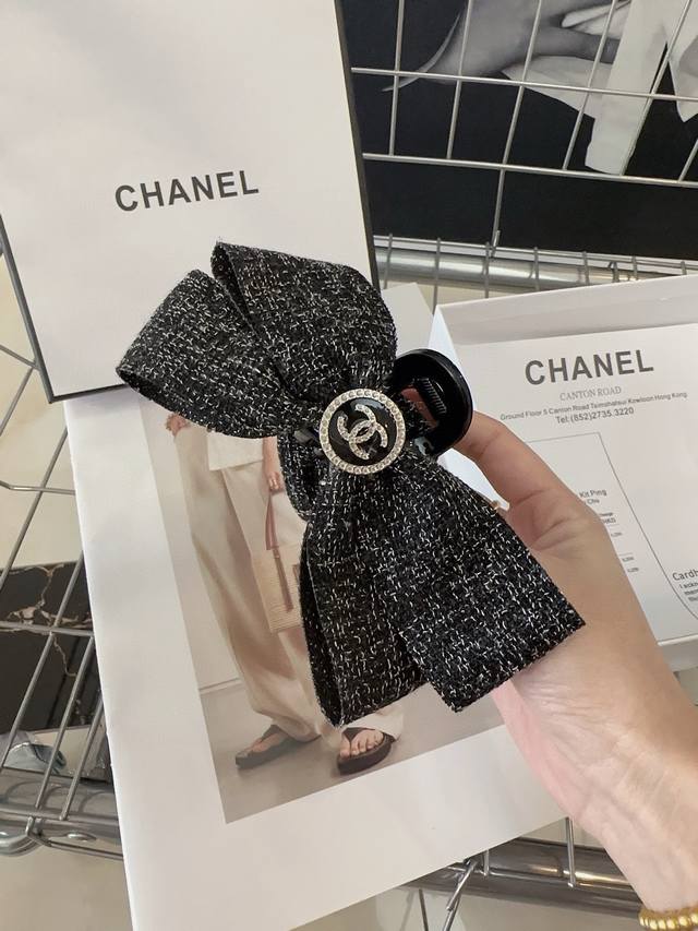 配包装盒 Chanel 香奈儿 最新款小香抓夹！珍珠小花朵！时尚百搭。实物更好看 - 点击图像关闭