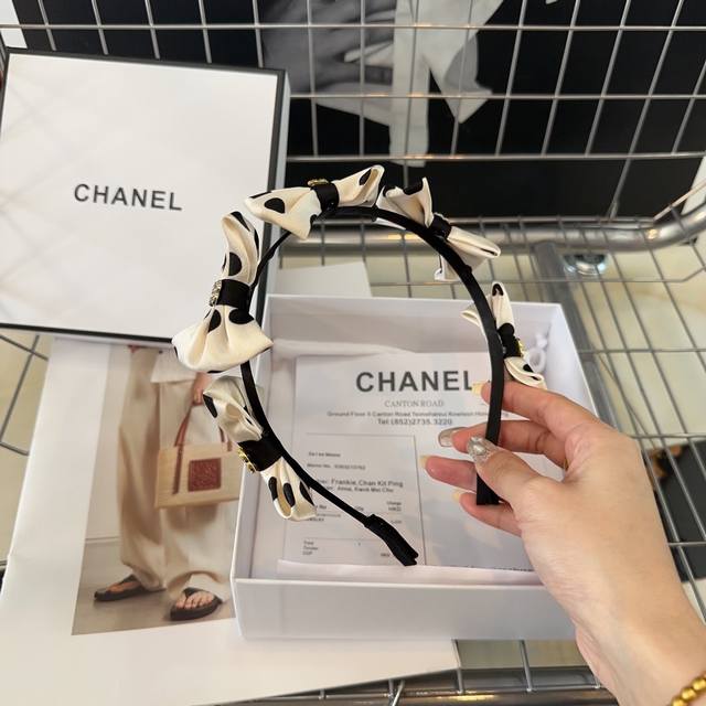 配包装盒 Chanel 香奈儿 最新爆款小香发箍，实物好美啊！优雅的小仙女看过来，非常值得入手一款
