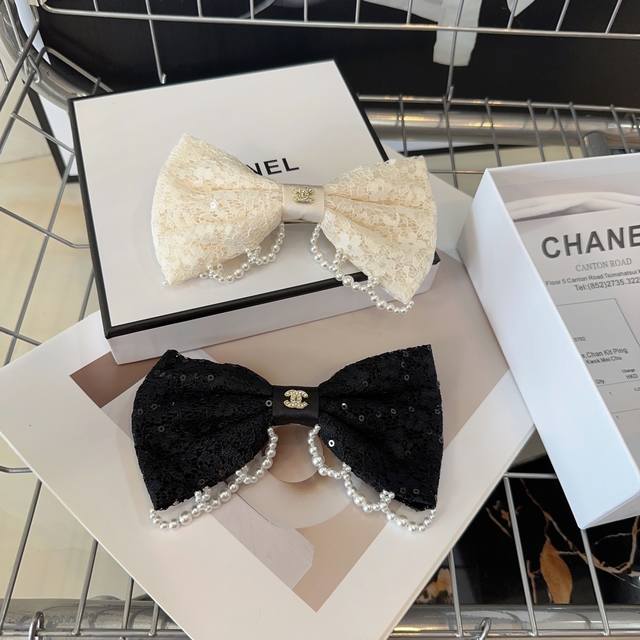 配包装盒 Chanel 香奈儿 最新小香弹簧顶夹，蕾丝搭配小珍珠，时尚潮流！名媛范十足，小仙女必备