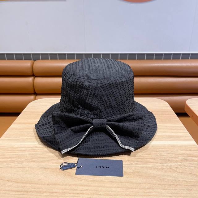 Prada普拉达，官方新款渔夫帽，高品质，大蝴蝶结渔夫帽！简约大方，赶紧入手哦