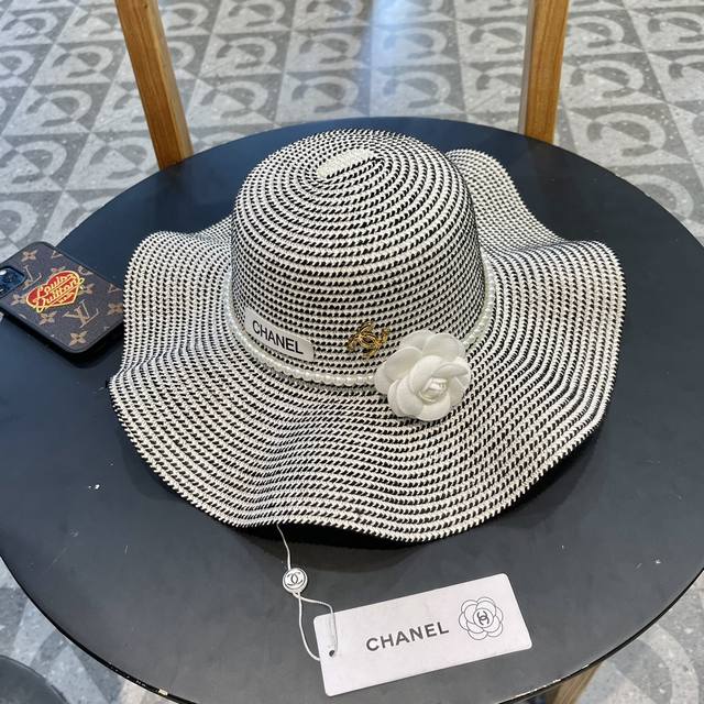 Chanel香奈儿 2024的新款山茶花草编遮阳草帽盆帽，简约大方，百搭单品～出街首选