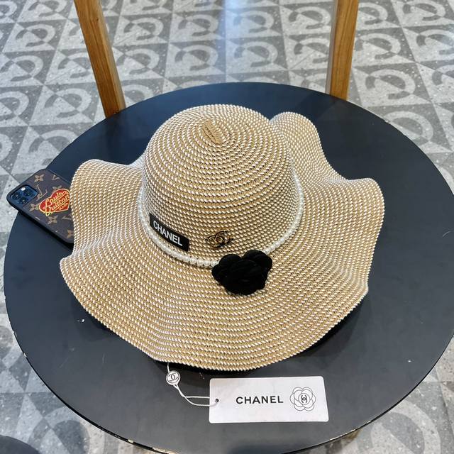 Chanel香奈儿 2024的新款山茶花草编遮阳草帽盆帽，简约大方，百搭单品～出街首选