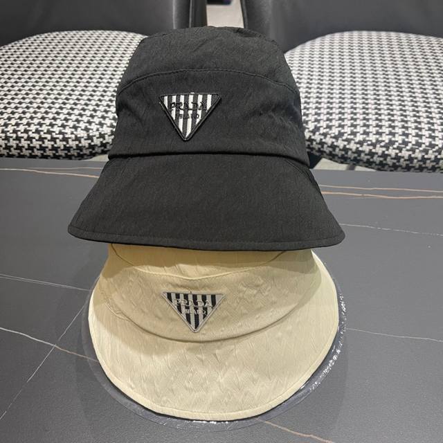 普拉达2024早春新款渔夫帽，简约甜美风，帽型很好，修饰脸型哦！