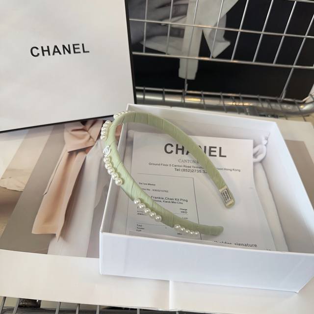 配包装盒 Chanel 香奈儿 最新小香发箍 夏日小清新系列 ，淑女范儿十足！小仙女必备 - 点击图像关闭
