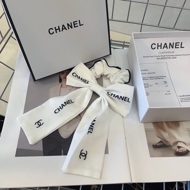 配包装盒 Chanel 香奈儿 最新款小香发圈，网红爆款推荐！时尚百搭。小仙女必备