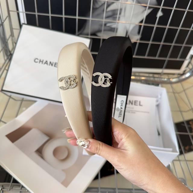 配包装盒 Chanel 香奈儿 最新款小香发箍，时尚单品，名媛范儿十足！小仙女必备