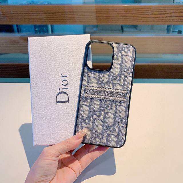 新品上架 Dior刺绣布艺全包手机壳 型号：为了不出现报错型号，请打开本机查看手机设置显示的型号 Iphone15Pro Max 6.7 Iphone15Pro