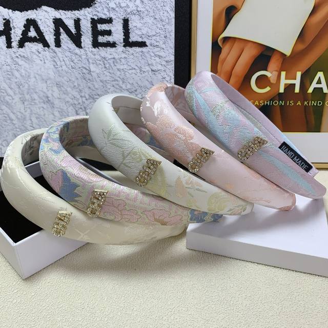 Chanel小香 Chanel发箍 新款提花logo发箍 气质百搭小仙女必入单品 宝藏款 闭眼入推荐款 单个