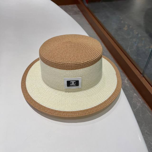 Chanel香奈儿 2023的新款草编遮阳平顶草帽帽拼色沙滩风，简约大方，百搭单品～出街首选，新款帽型超美腻，新品上架