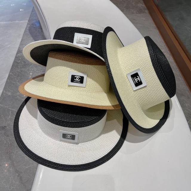 Chanel香奈儿 2023的新款草编遮阳平顶草帽帽拼色沙滩风，简约大方，百搭单品～出街首选，新款帽型超美腻，新品上架