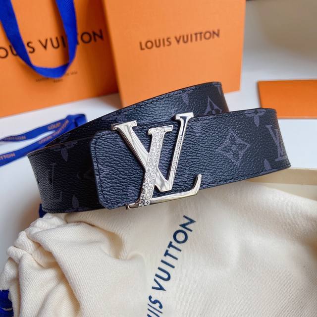 代购级 Lv男士腰带 Louis Vuitton 正版开模 此款腰带采用进口面料 头层牛皮底 精密电镀标志性五金 宽度40Mm 休闲时尚自留送礼首先拍。