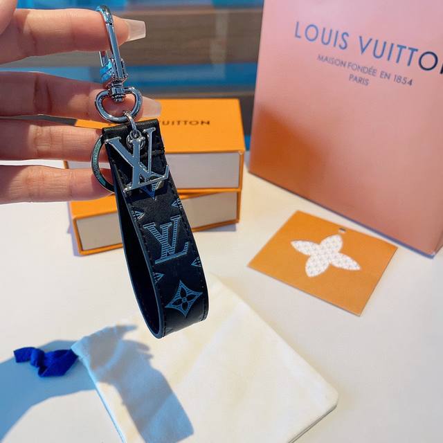 Louis Vuitton官网款 Lv Cloches-Cles包饰与钥匙扣。 Monogram Eclipse Dragonne 包饰与钥匙扣此款dragon - 点击图像关闭