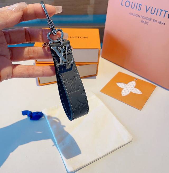 Louis Vuitton官网款 Lv Cloches-Cles包饰与钥匙扣。 Monogram Eclipse Dragonne 包饰与钥匙扣此款dragon
