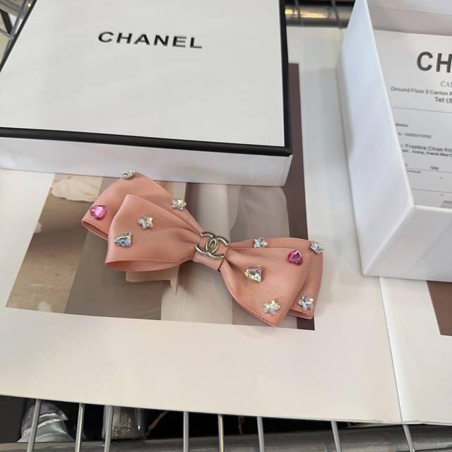 配包装盒 Chanel 香奈儿 最新款小香爆款鸭嘴夹，超级好看！名媛范儿十足，小仙女必备