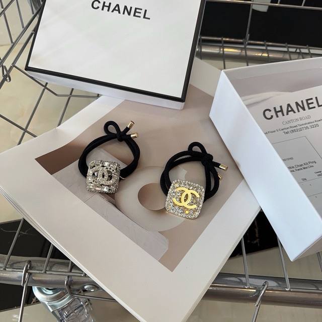 配包装盒 单个 Chanel 香奈儿 最新小香爆款，重手工钻石发圈，绝美的一款！小仙女必备