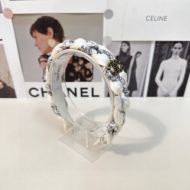 特 配专柜包装 Chanel 香奈儿 最新发箍# 信我！人手必备的单品 这件必须买 洋气神仙颜值 小仙女要收了它，谁戴谁好看～