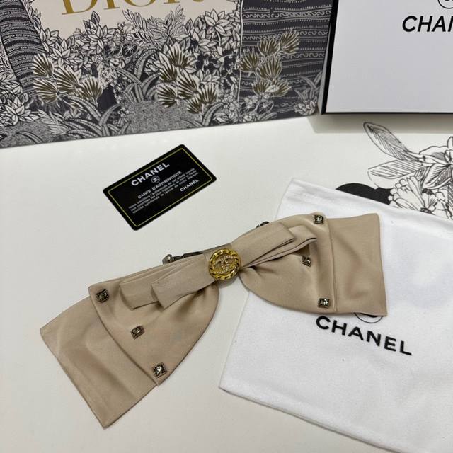 特 配专柜包装 Chanel 香奈儿 最新蝴蝶结中古水钻五金丝绒发夹# 信我！人手必备的单品 这件必须买 洋气神仙颜值 小仙女要收了它，谁戴谁好看～ - 点击图像关闭