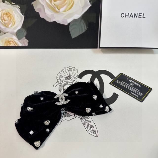 特 配专柜包装 Chanel 香奈儿 最新蝴蝶结中古五金丝绒发夹# 信我！人手必备的单品 这件必须买 洋气神仙颜值 小仙女要收了它，谁戴谁好看～