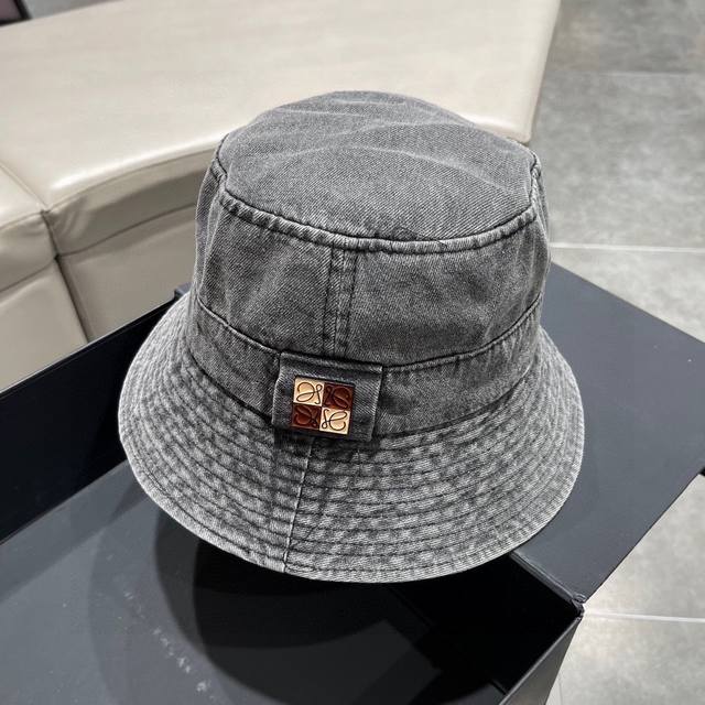 罗意威个性渔夫帽，一款很优秀的休闲渔夫帽 质感复古潮味十足，很强的街拍风，帅！ 纯棉棉布，一年四季都可以佩戴！