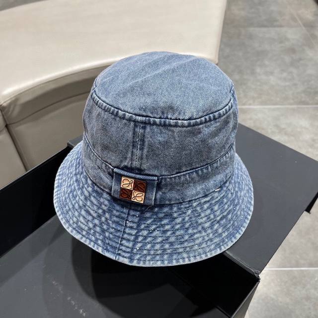 罗意威个性渔夫帽，一款很优秀的休闲渔夫帽 质感复古潮味十足，很强的街拍风，帅！ 纯棉棉布，一年四季都可以佩戴！