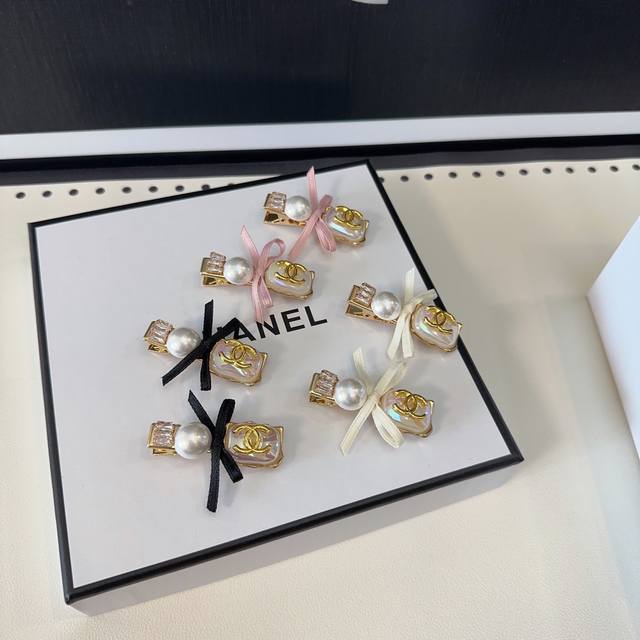 配包装盒 一对 Chanel 香奈儿 最新小香爆款，重手工钻石边夹刘海夹，绝美的一款！小仙女必备