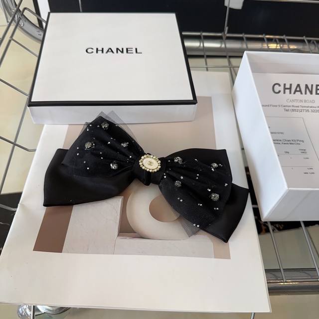 配包装盒 Chanel 香奈儿 最新款小香爆款弹簧发夹，超级好看！名媛范儿十足，小仙女必备