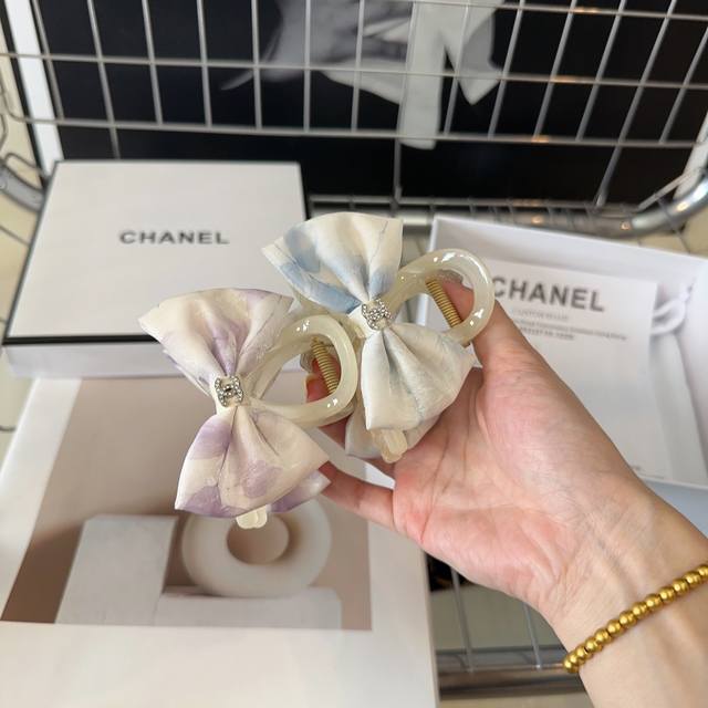 配包装盒 Chanel 香奈儿 最新款小香爆款抓夹，超级好看！名媛范儿十足，小仙女必备 - 点击图像关闭