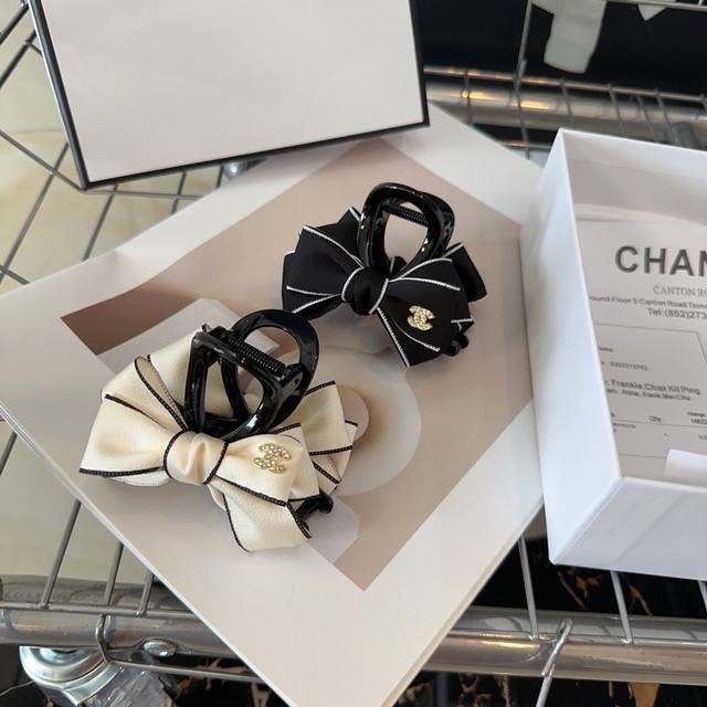 配包装盒 Chanel 香奈儿 新款小香抓夹，小蝴蝶结搭配闪亮的小钻石，实在太美了！女神必入哦