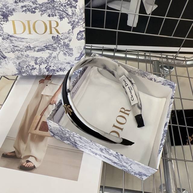 配包装盒 Dior 迪奥 新款泼墨水画发箍，满满的复古气息！搭配精致的logo，时尚又百搭，小姐姐必入款