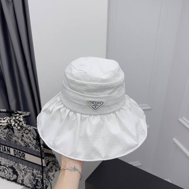特批 Prada 春夏渔夫帽！ 新款高品质系列！ 优雅气质的面料，设计师款帽型 美的同时也可以很好的防紫外线！