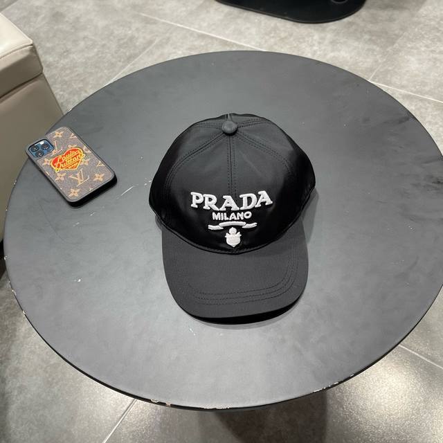 普拉达prada2024春夏新款 刺绣字母棒球帽 设计感超强，让人耳目一新 头型非常好，可以修饰各种头型，实力百搭款