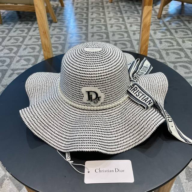 Dior迪奥2024夏季新款太阳帽，遮阳大草帽，波浪边设计风格，轻盈可折叠，出游携带方便，头围57Cm左右，可调节 - 点击图像关闭