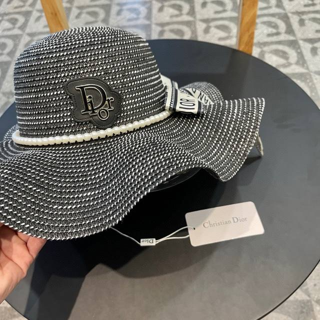 Dior迪奥2024夏季新款太阳帽，遮阳大草帽，波浪边设计风格，轻盈可折叠，出游携带方便，头围57Cm左右，可调节