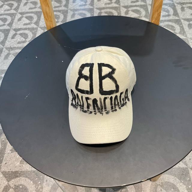 Balenciaga巴黎世家新款画画logo棒球帽，很酷的色系，男女佩戴都有不同style，第一批抢先出货！巴黎粉必入款！