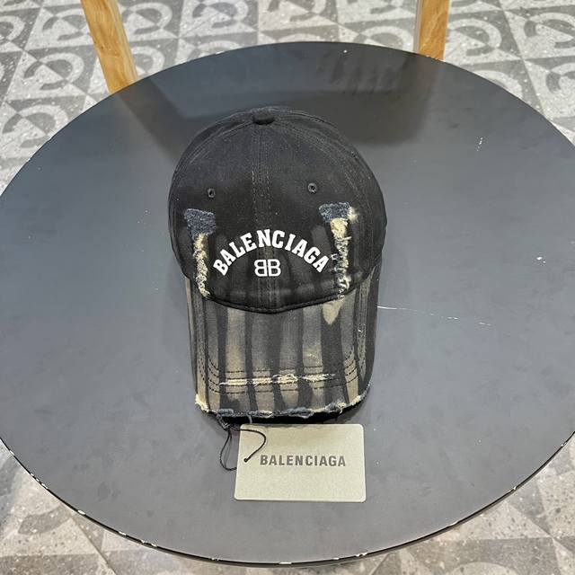 Balenciaga巴黎世家2024新款洗水烟灰色帽檐字母logo棒球帽，很酷的色系，男女佩戴都有不同style，第一批抢先出货！巴黎粉必入款！