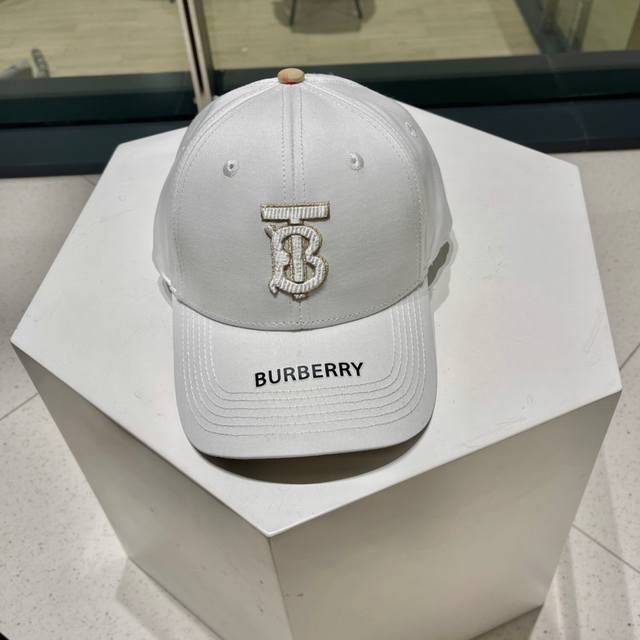 Burberry 巴宝莉 原单棒球帽 专柜热卖款纯棉内里，轻盈透气。完美版型，对格精准无误，原厂品质，独家实物拍摄，男女适用