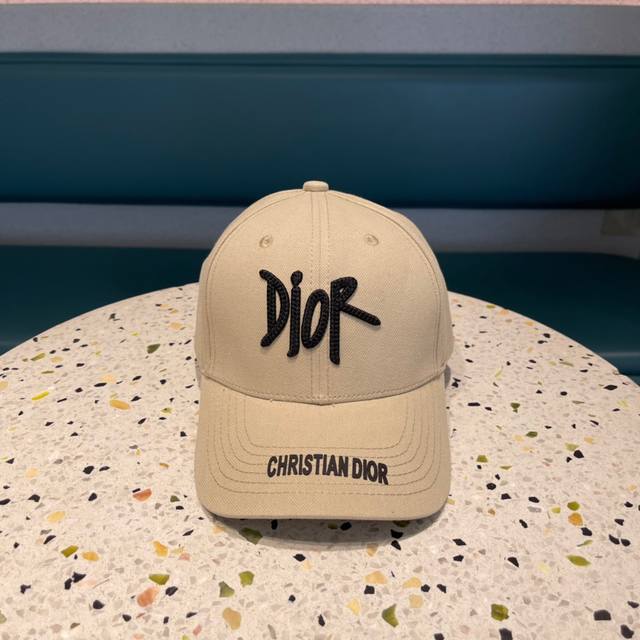 Dior迪奥官网同步新款发布 D家棒球帽，整个帽子质感超级好，上头效果很nice，御姐都可出众，超级火爆