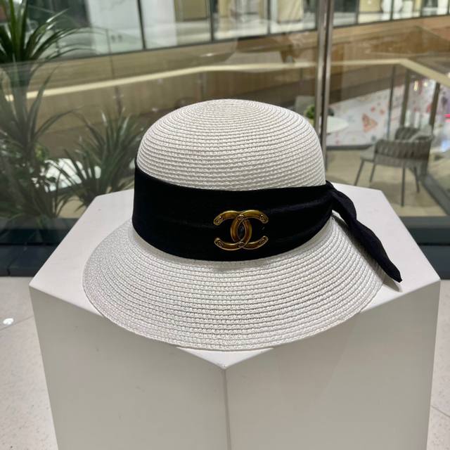 Chanel香2023的新款草编遮阳草帽盆帽，简约大方，百搭单品～出街首选