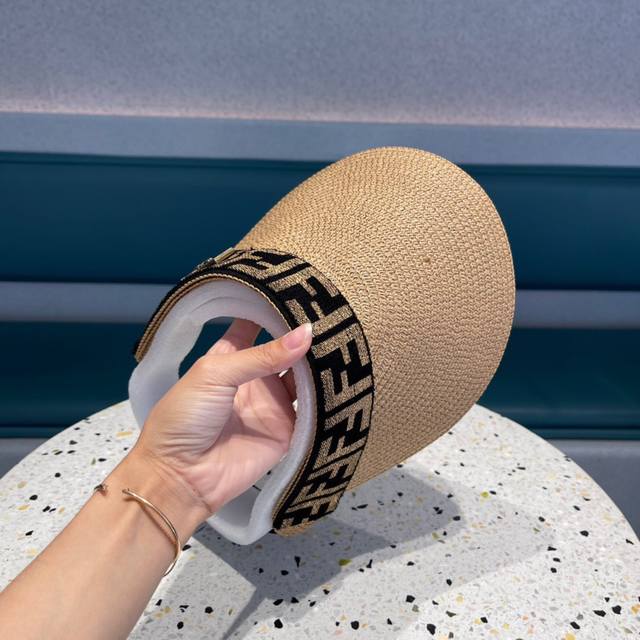 芬迪 2023爆款拼接草编款空顶帽，今年最流行帽型，材质做工精细，好搭！潮人必备