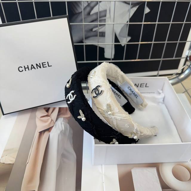 配包装盒 Chanel 香奈儿 新款小香发箍，闪亮的小蝴蝶搭配唯美的蕾丝，实在太美了！女神必入哦