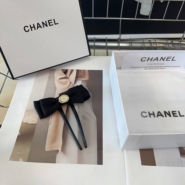 配包装盒 Chanel 香奈儿 最新小香盘发簪子。优雅的小仙女看过来，值得入手一款
